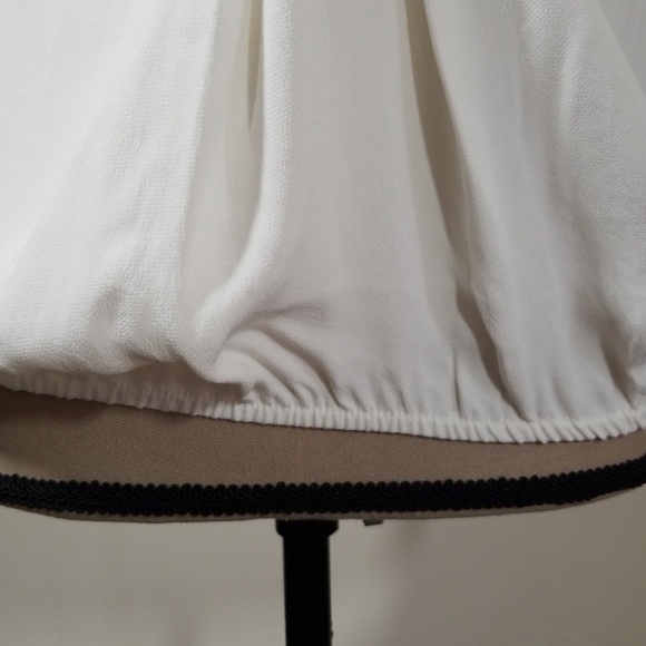 Studio M Ivory Sleevesles V deep neck. Size xs - Picture 6 of 8